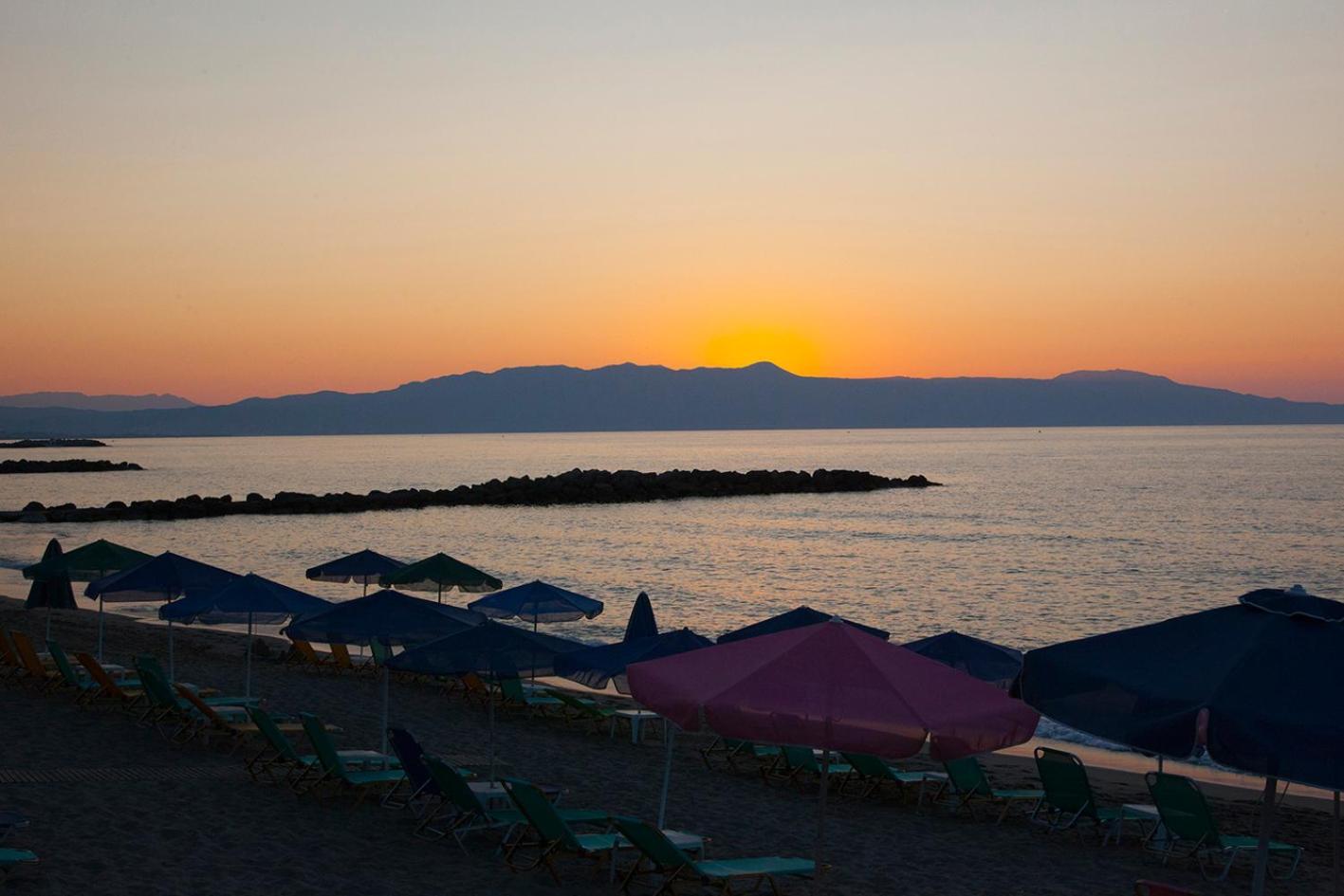 Litinakis Studios Sea View & Litinakis Studios Garden View 700 Meters Away Agia Marina المظهر الخارجي الصورة